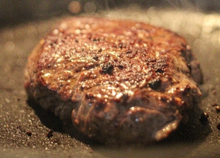 Biefstuk met een sausje van groene kruiden